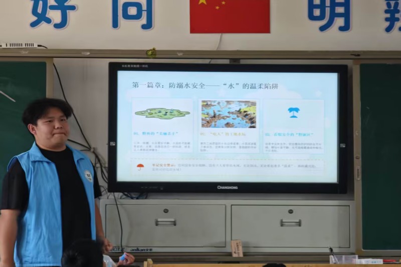 图为志愿者宣讲防溺水知识.jpg