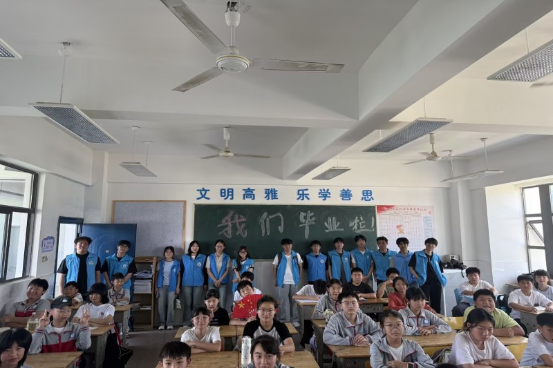 图为志愿者与学生合照.jpg