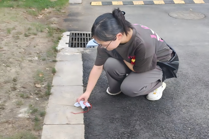图为实践团成员拾取地面垃圾.jpg