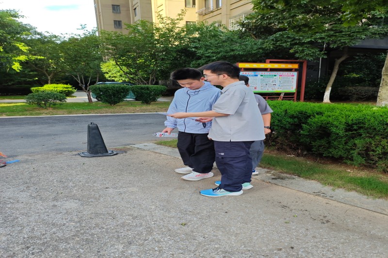 图为实践团成员环保宣传现场.jpg