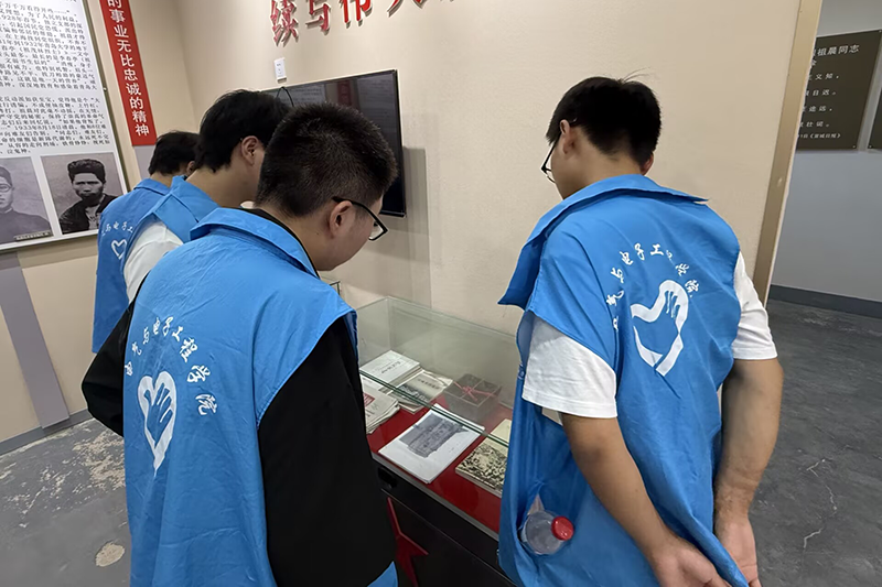 图为实践队聆听讲解员讲述祖晨烈士革命事迹.png