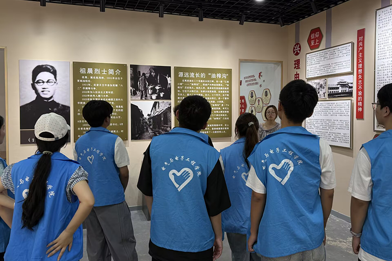 图为实践队参观革命文物.png