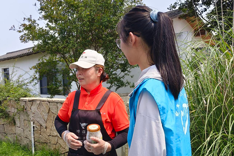 图为团队成员向村民们普及诈骗知识.png