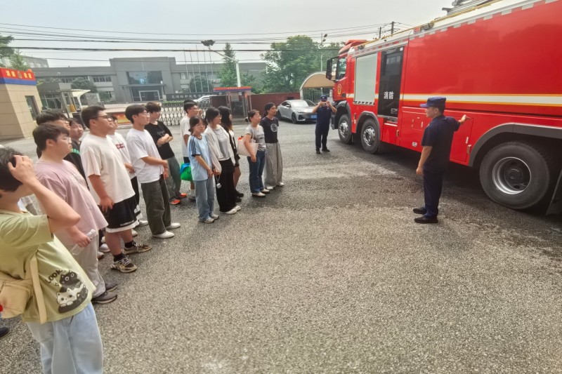 图为消防指战员给队员们讲解消防车.jpg