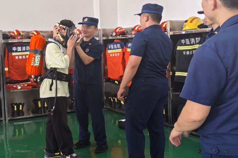 图为队员试穿空气呼吸器.jpg