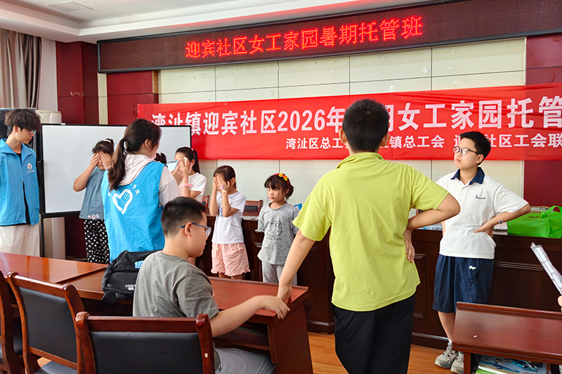 图为实践团成员为小朋友讲解反诈知识.png