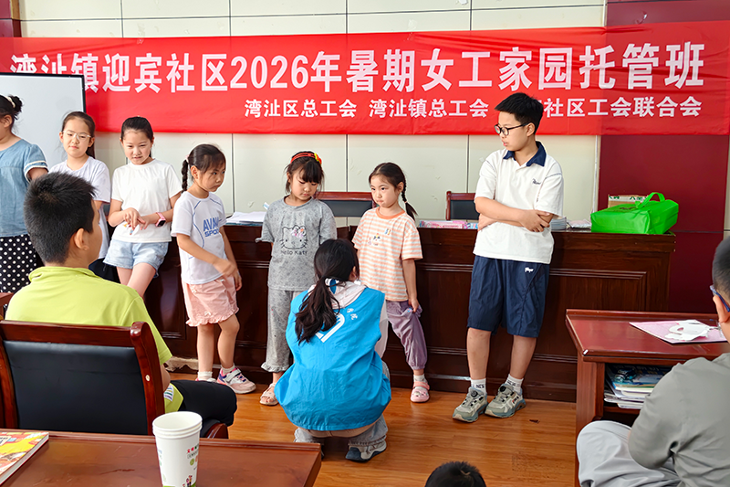 图为实践团成员组织小朋友们进行防诈骗知识竞答.png