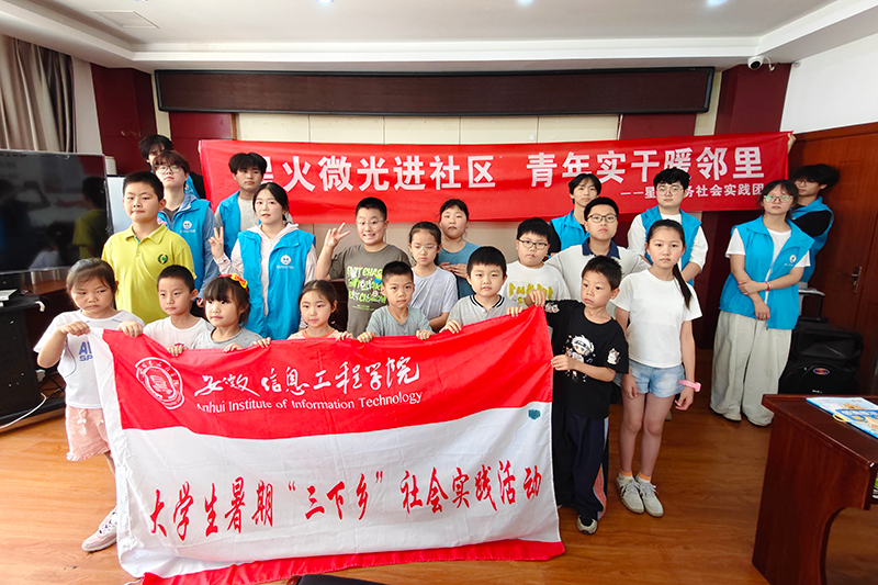 图为全体成员合影.png