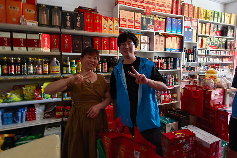 图为队员与村民合影.png