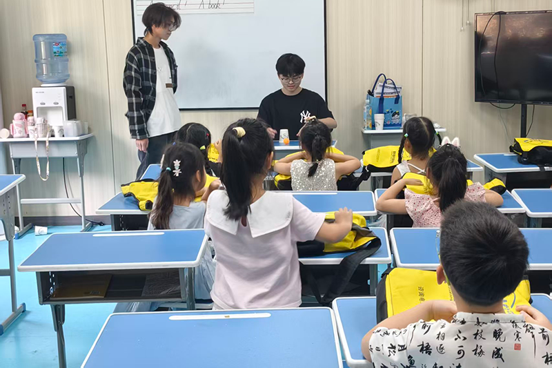 图为队员带领孩子体验传统手工艺制作.png