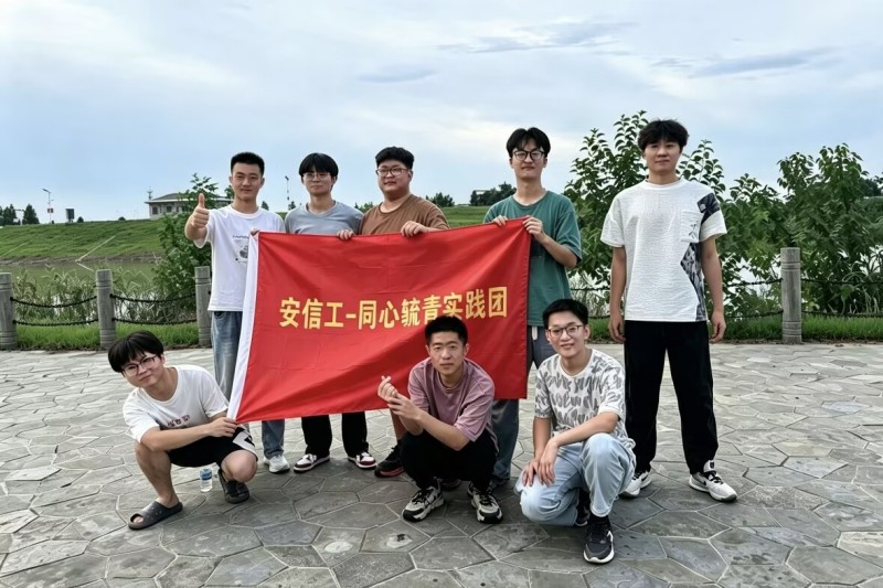 图为实践团在佘村合影.jpg