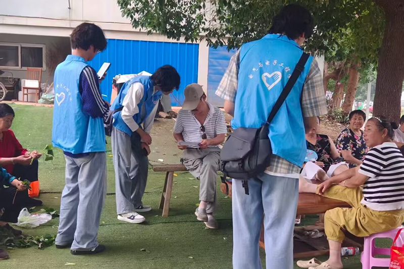 图为队员向居民讲解反诈知识.png