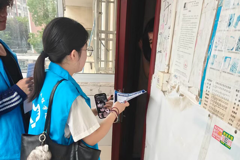 图为队员入户为独居老人排查手机风险.png