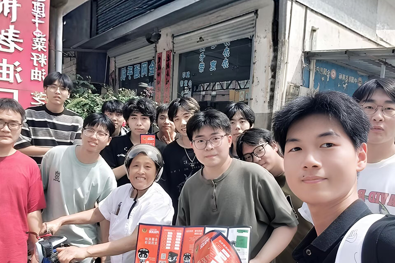 图为实践团队与村民合影.png