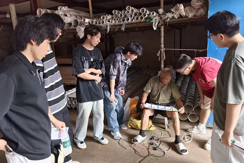 图为实践团队入户开展反诈与环保宣传.png