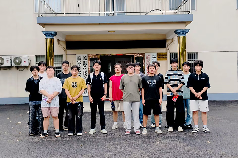 图为实践团在村委会门前合影.png
