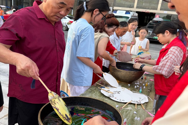 图为居民参与非遗漆扇手工体验.jpg