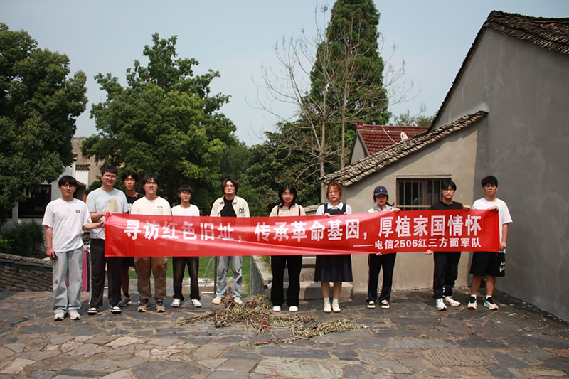 图为纪念馆门前合影.png