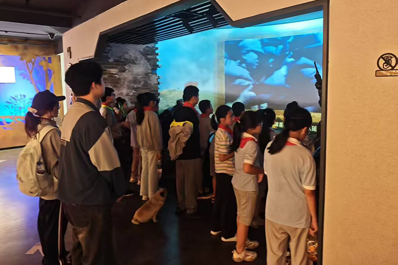 图为实践团成员为社区小学生宣讲红色故事.png
