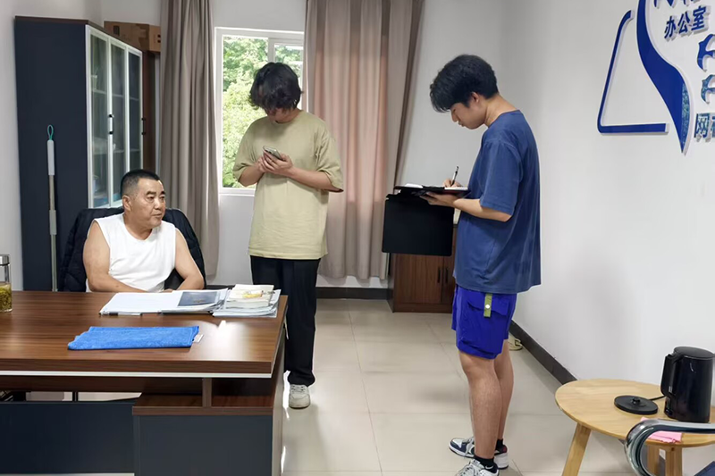 图为走访社区老党员.png