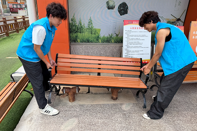 图为团队人员整理院内环境.png