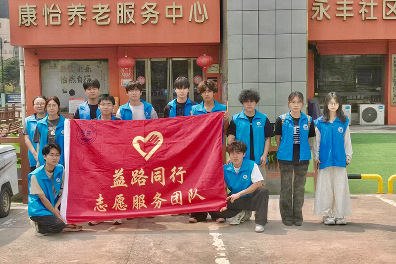 图为团队人员合影留念.png