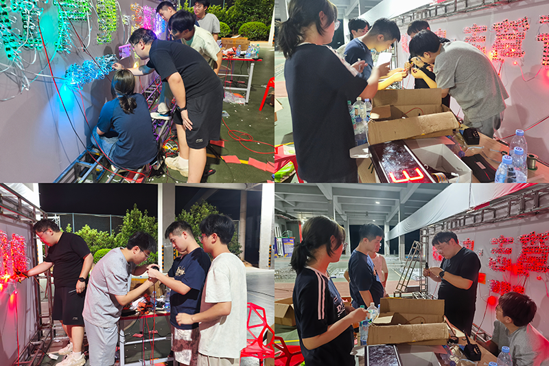 图为专业教师师与志愿者共同调试设备.png