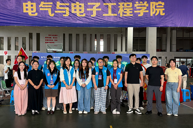 图为学院老师以及部分志愿者合影.png