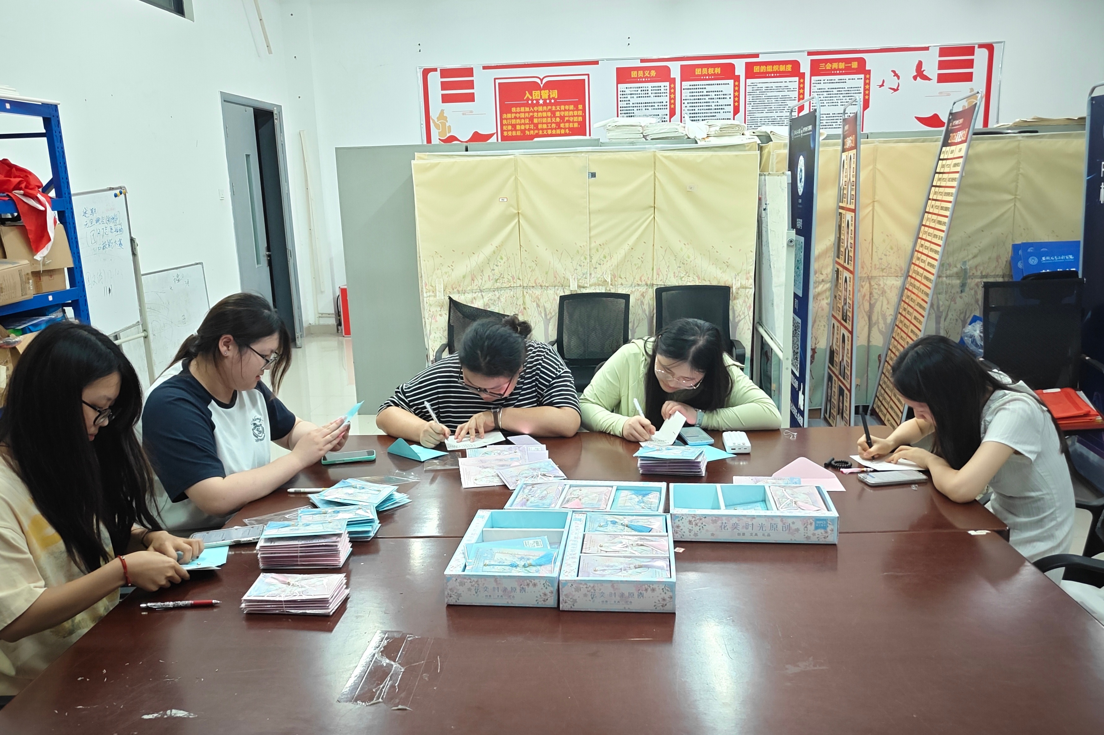 图为学生写贺卡合照.jpg 图为学生写贺卡合照.jpg