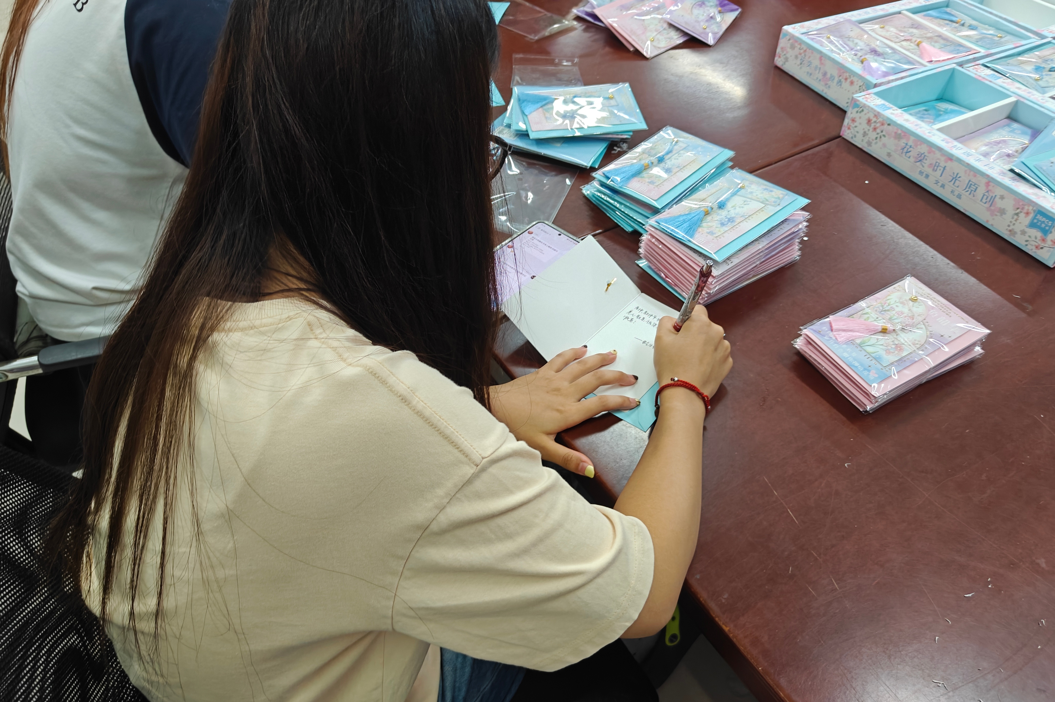 图为学生写贺卡.jpg 图为学生写贺卡.jpg
