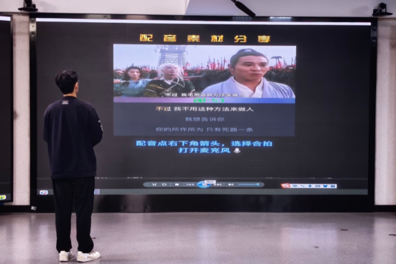 图为参赛选手现场配音图片1.jpg