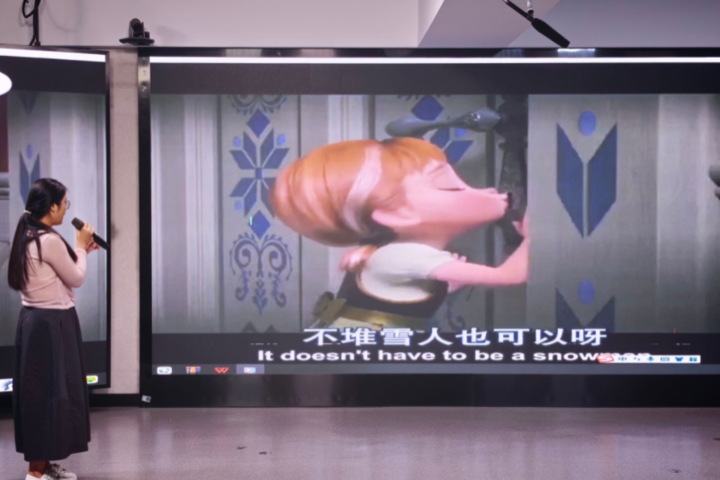 图为参赛选手现场配音图片2.jpg