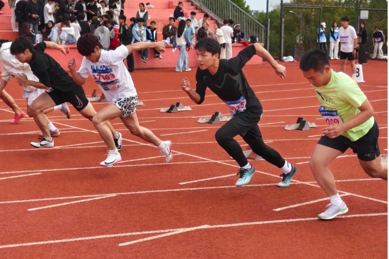 图为运动员赛场风貌.jpg