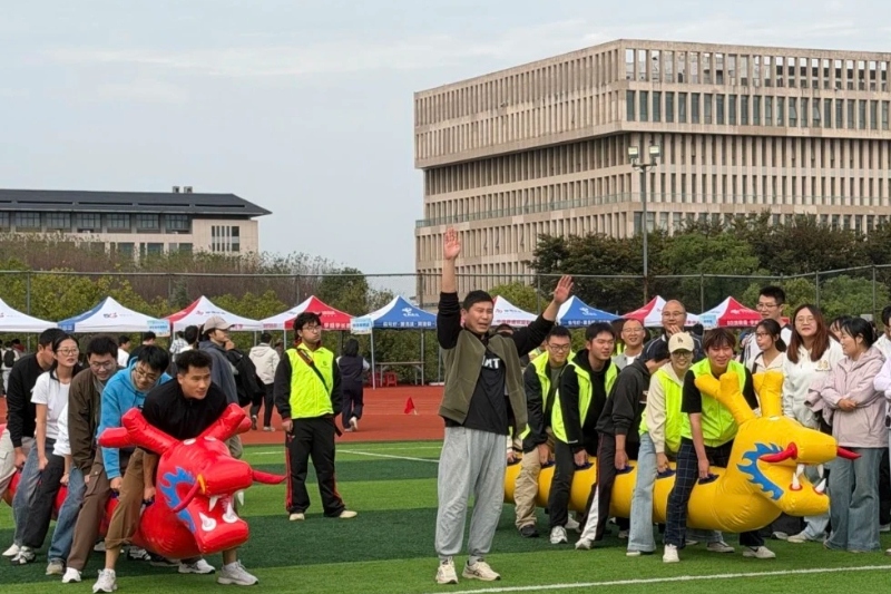 图为老师趣味项目旱地龙舟比赛.jpg