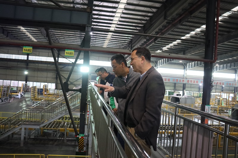 3-图为考察团参观信义玻璃芜湖厂区.jpg