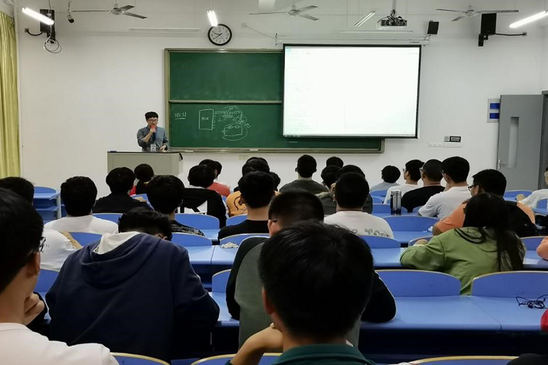 王志老师在为同学们简单介绍单片机知识.jpg