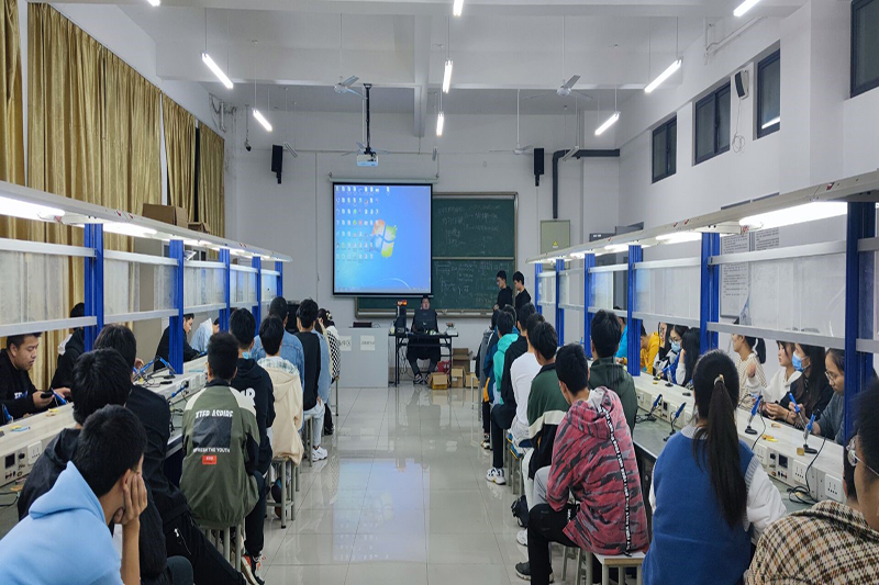 许涛老师在向同学们介绍焊接知识.jpg