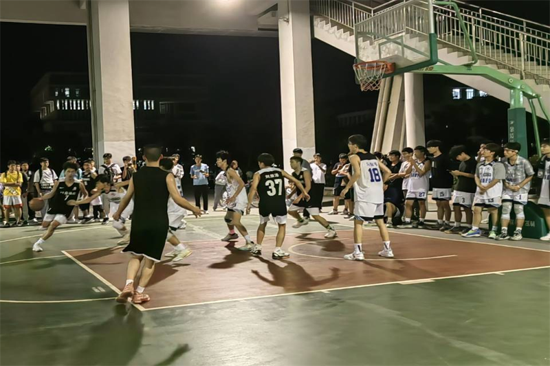 图为电气学院学子篮球热情比赛_副本.png
