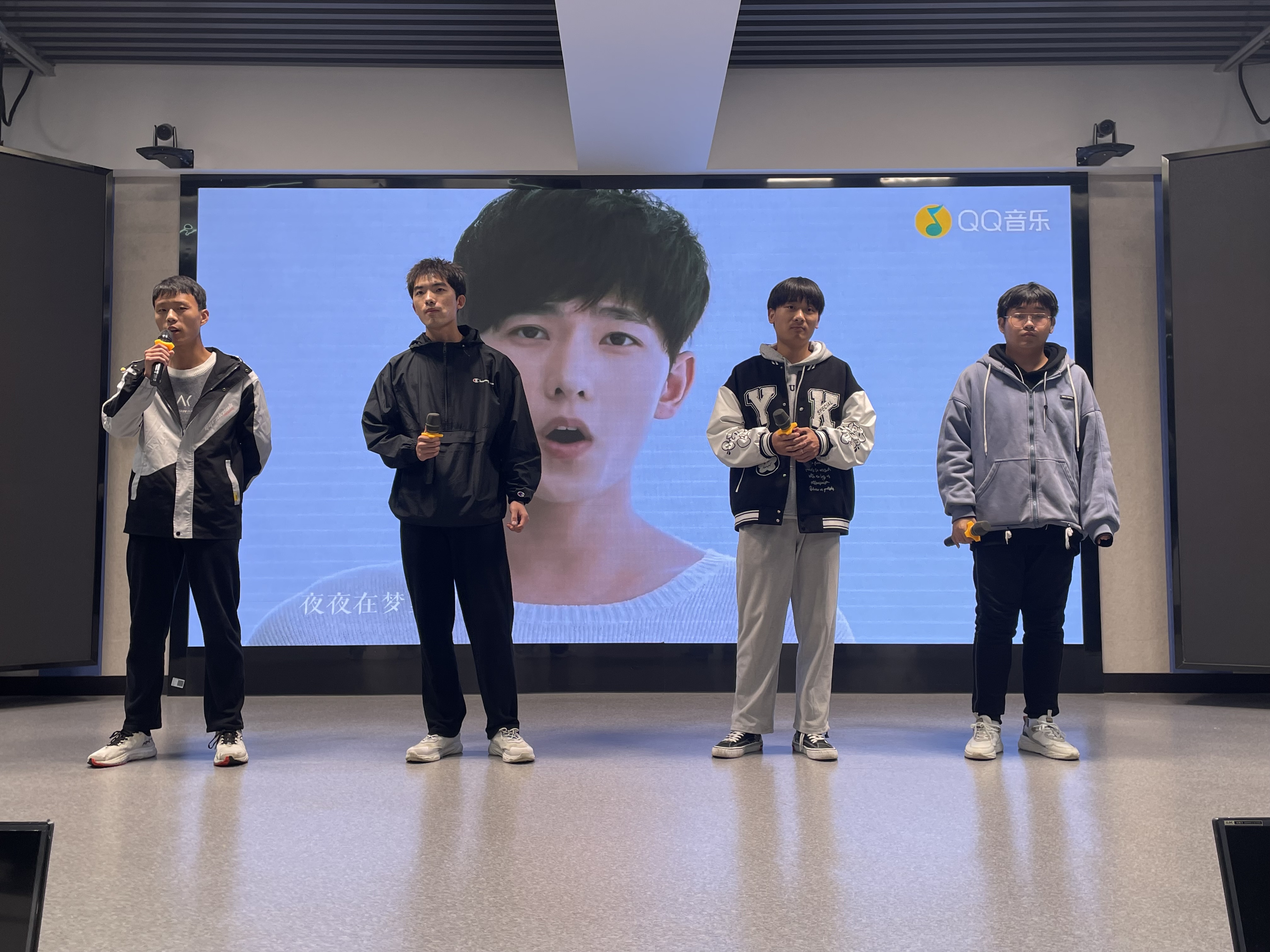 (图为电气与电子工程学院学生表演歌曲串烧).jpg
