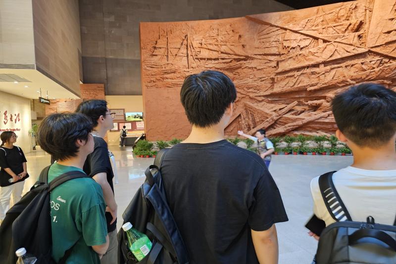 图为实践团部分同学参观渡江战役壁画.jpg