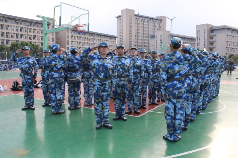 图为24级新生练习敬礼现场.jpg
