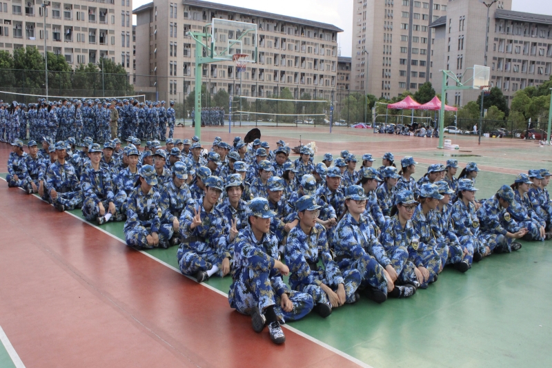 图为新生军训休息现场合影.jpg