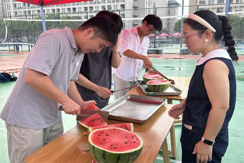 图为老师切西瓜.jpg