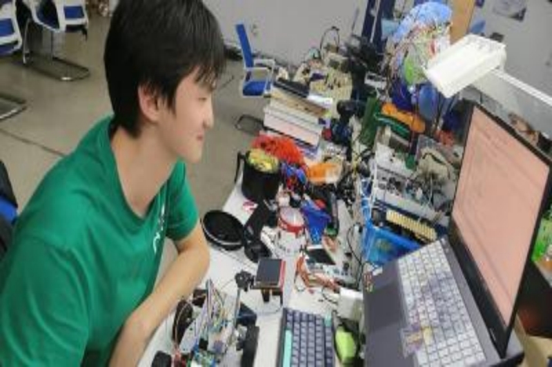 图为积极在实验室进行学习,强化动手实践能力2.jpg