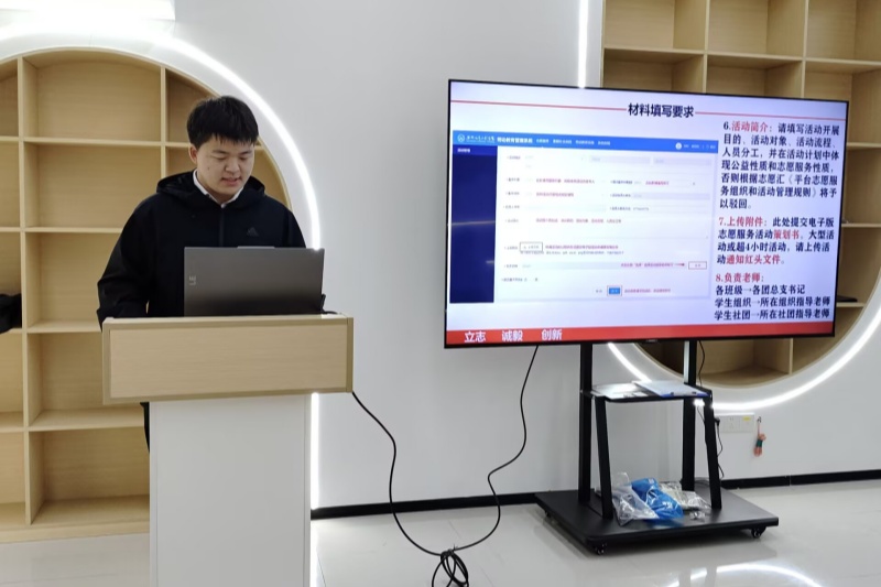 图为张跃腾讲解志愿活动申请流程.jpg