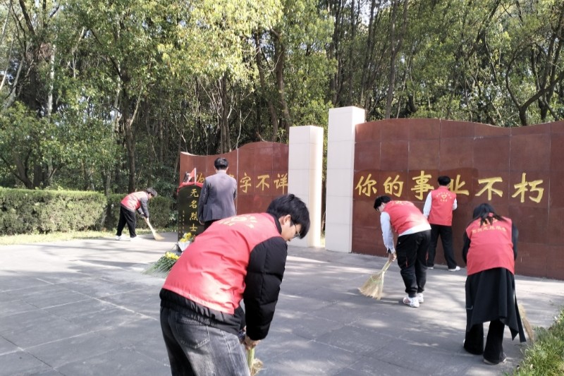 学生代表清扫烈士陵墓 .jpg
