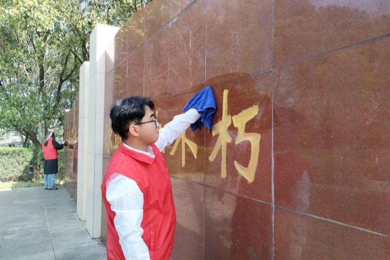 学生代表擦拭墓碑.jpg
