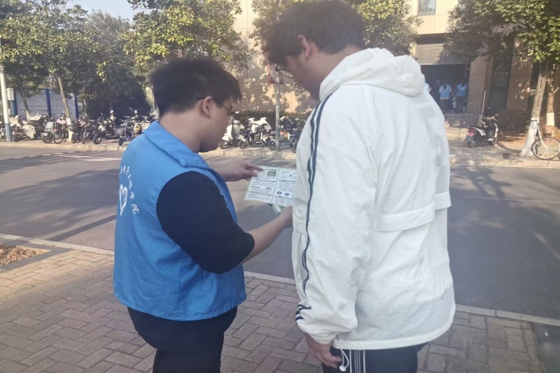 图为志愿者发宣传单.jpg
