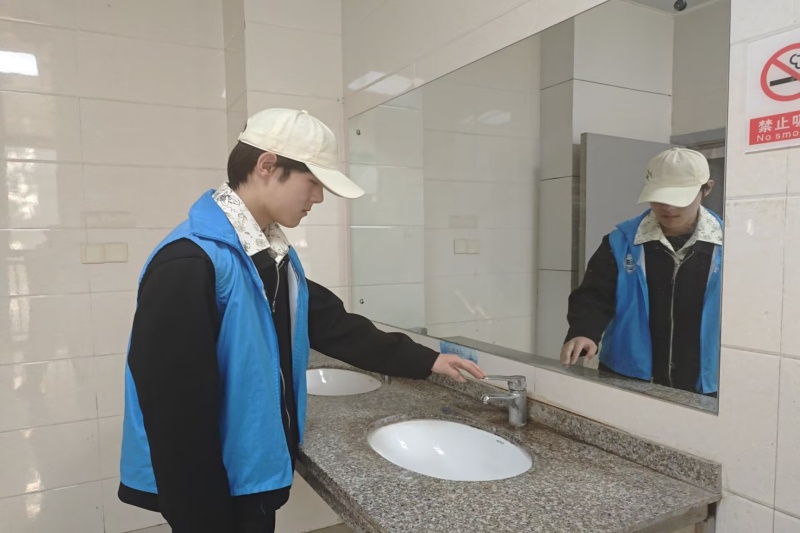 图为志愿者检查水龙头.jpg