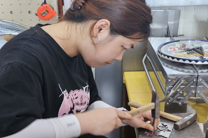 图为成员在工作室锻打铁画.jpg